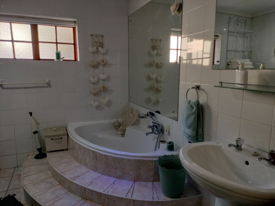 4 Bedroom Property for Sale in Fraaiuitsig Western Cape